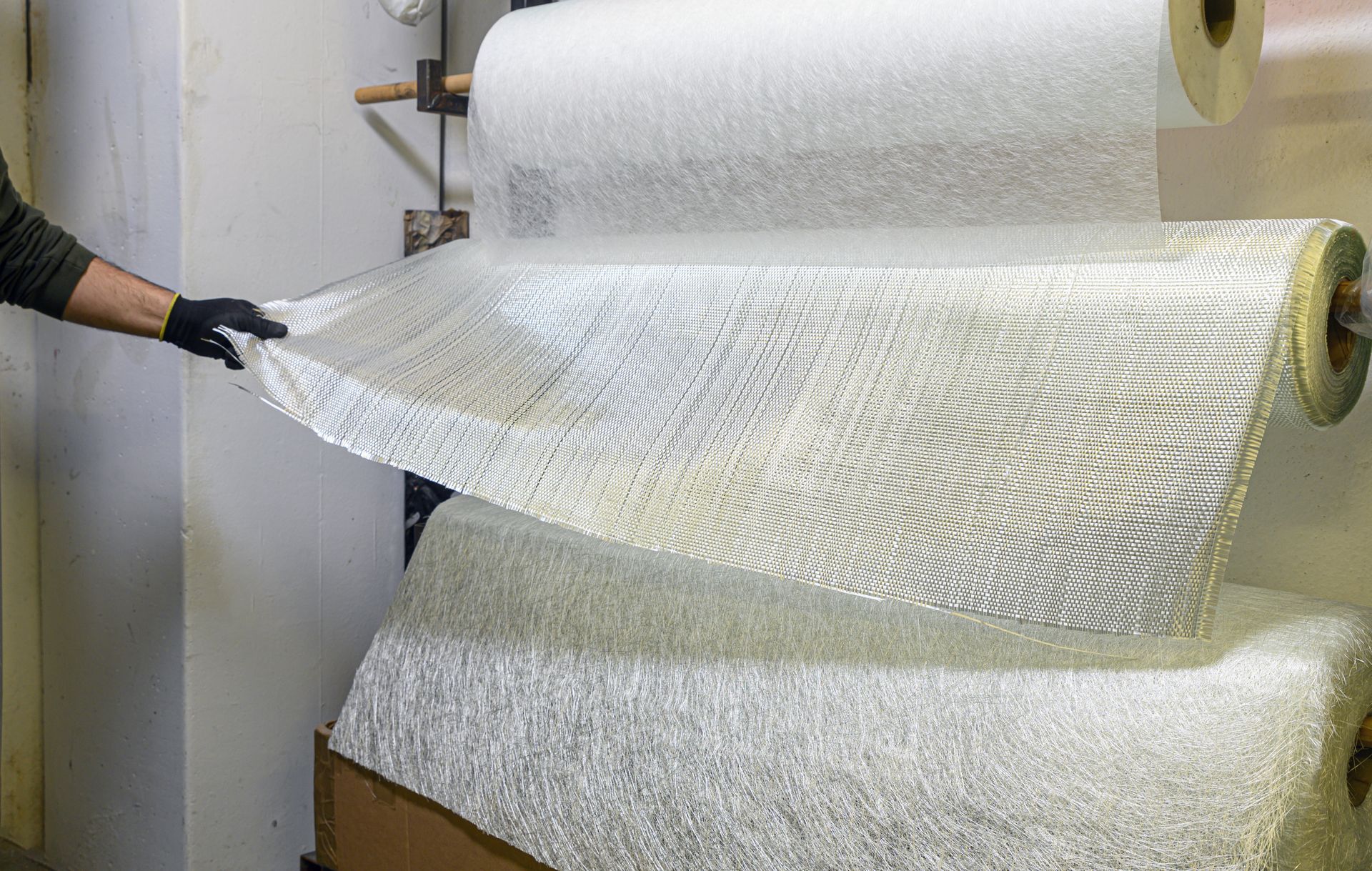 Mur en béton ciré noir dans un salon