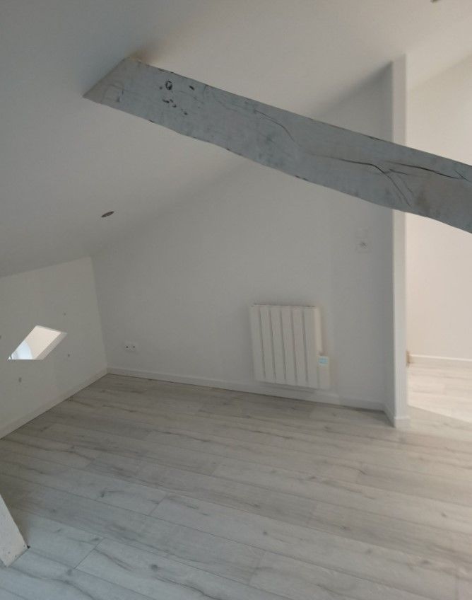 Pièce après travaux avec pose de lames de bois verticales de teintes variées