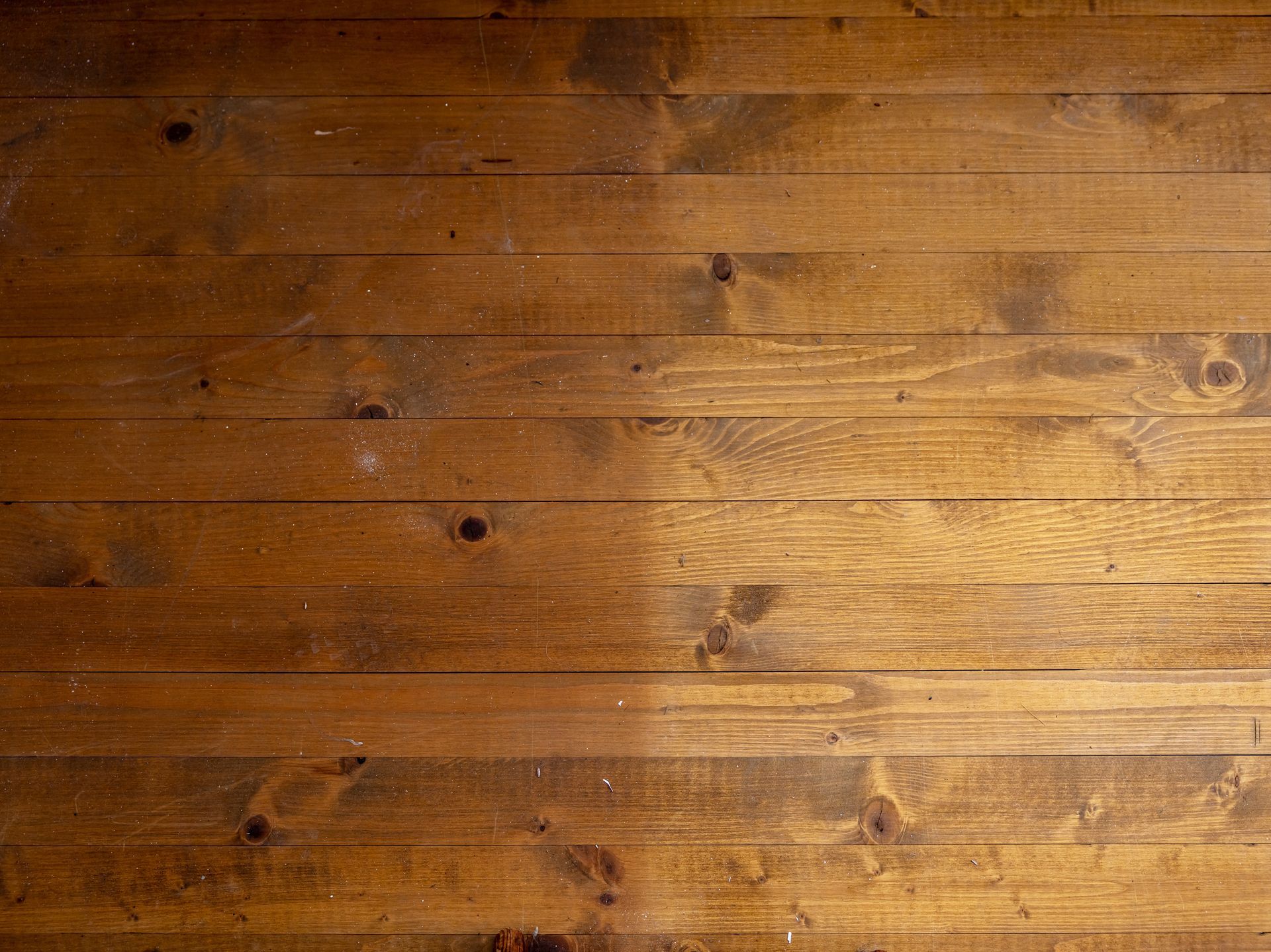 Parquet avec partie gauche non poncée et partie droite poncée