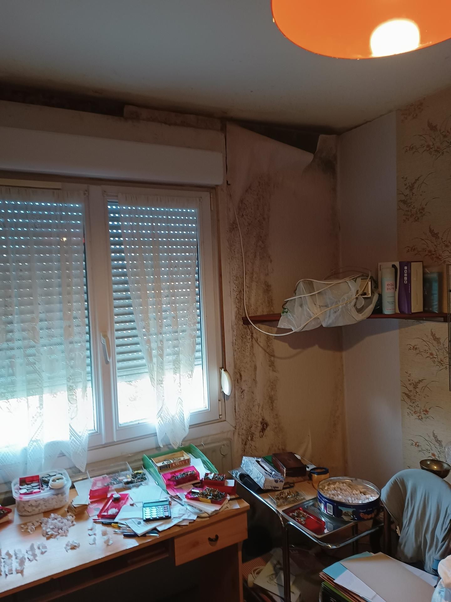 Pièce avant travaux de pose de revêtement mural