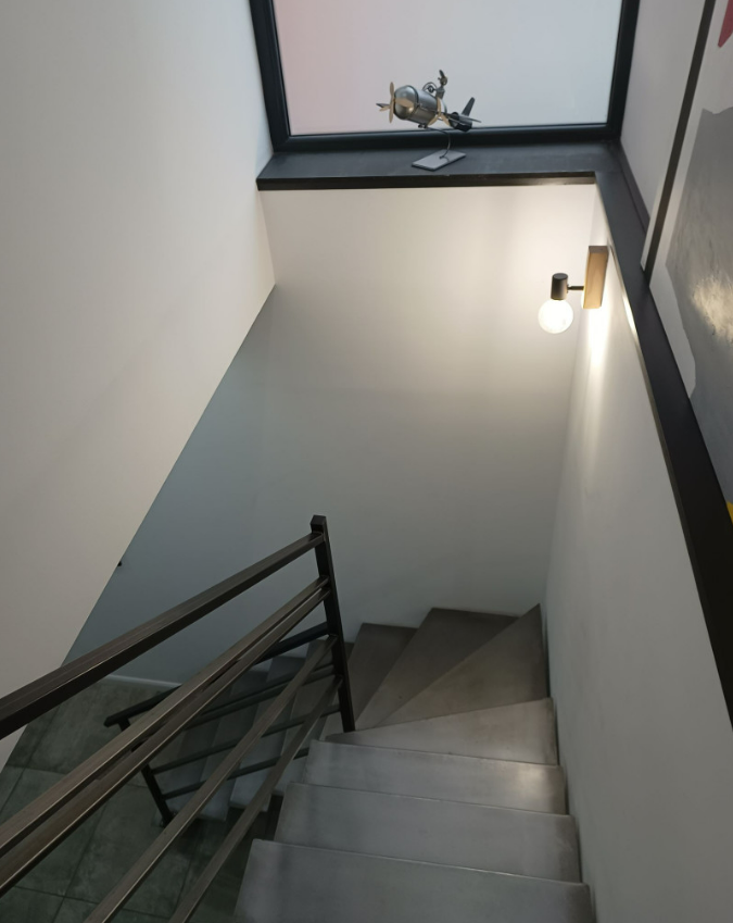 Cage d'escalier avec murs peints