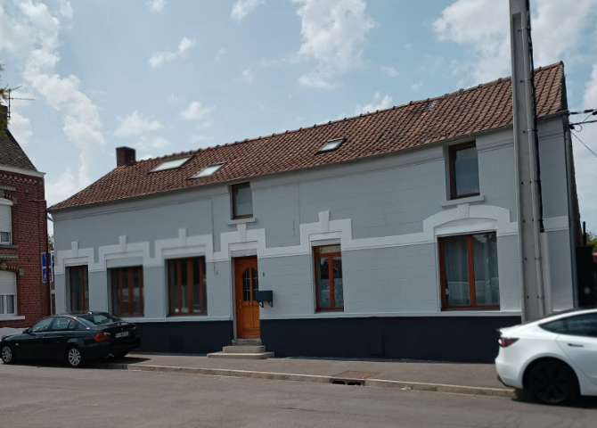 Travaux de peinture de façade de maison à étage, après