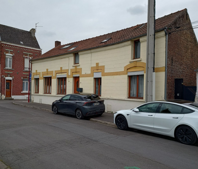 Travaux de peinture de façade de maison à étage