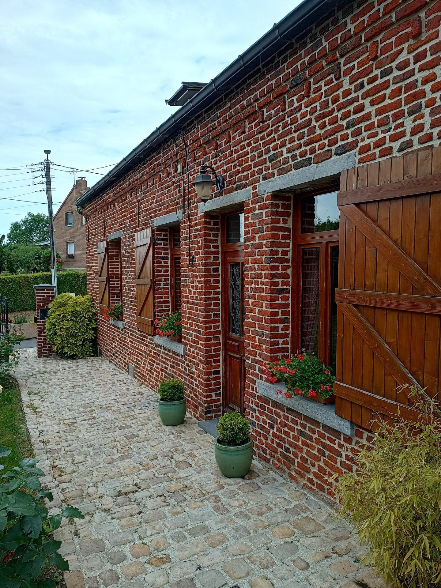 Façade de maison en brique avec menuiseries