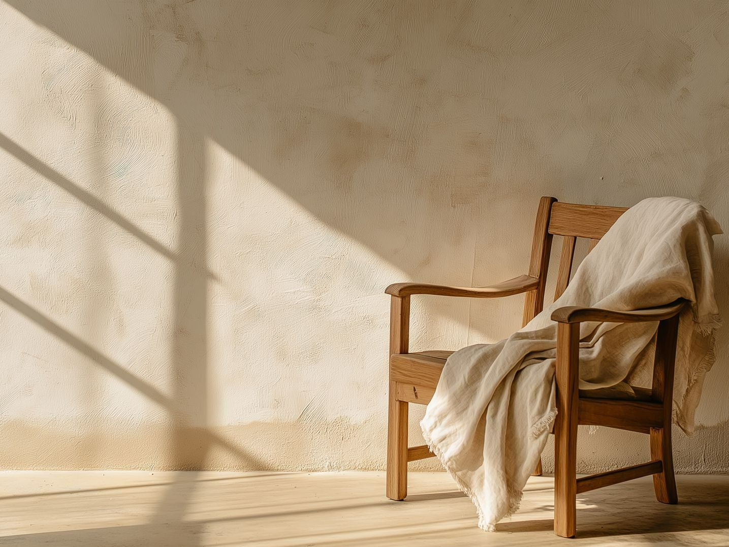 Mur avec enduit de couleur beige, chaise et couverture
