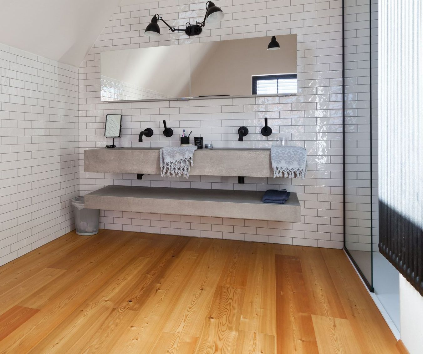 Parquet dans une salle de bains