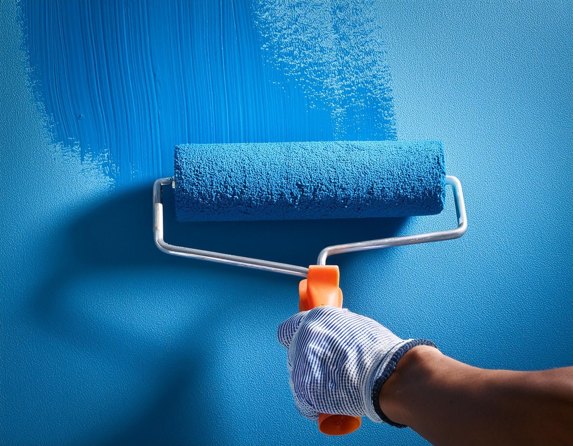 Peinture bleue murale appliquée avec un rouleau