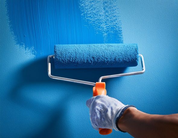 Peinture bleue murale appliquée avec un rouleau