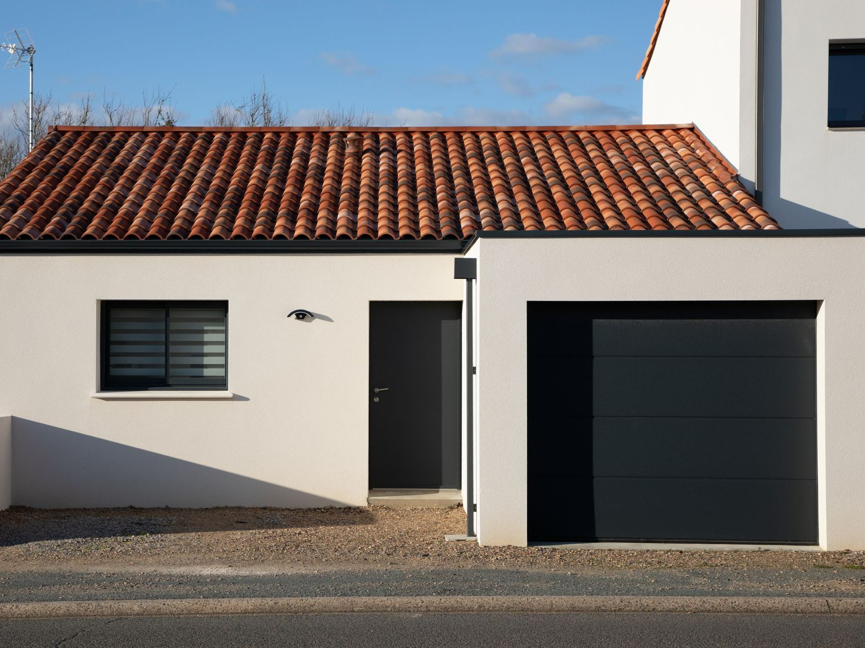 Maison neuve avec peinture extérieure blanche