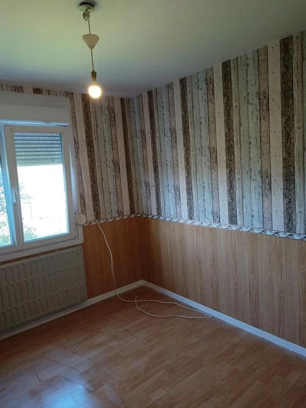 Lames verticales sur un mur et parquet