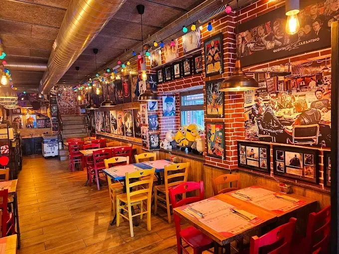 Un restaurante con mesas y sillas y una pared de ladrillos.