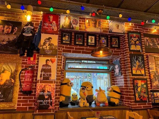 Un montón de minions disecados están sentados en una mesa en un restaurante.