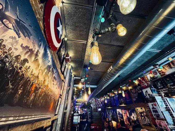 Un restaurante con un escudo del Capitán América en la pared.