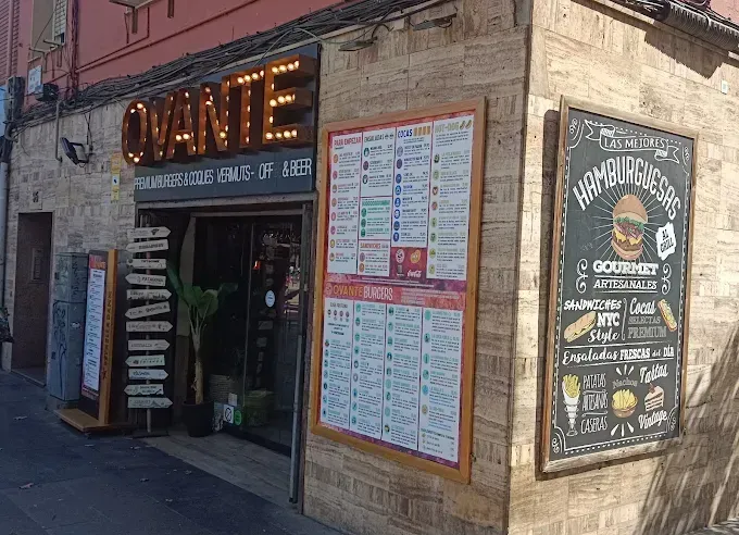 Un restaurante con un menú en el costado del edificio.