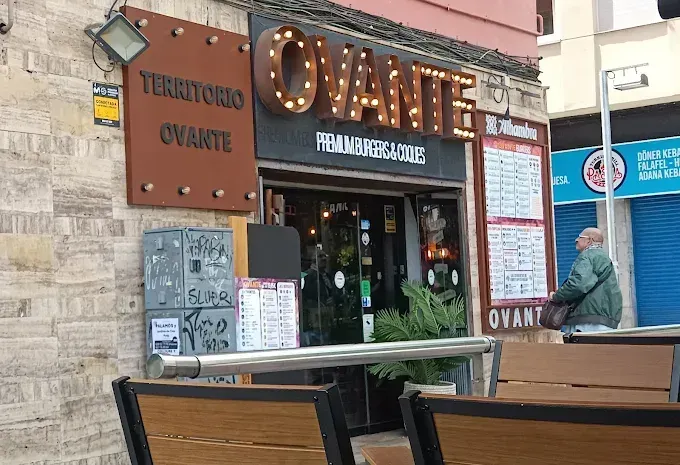 Un restaurante con un cartel que dice ovante
