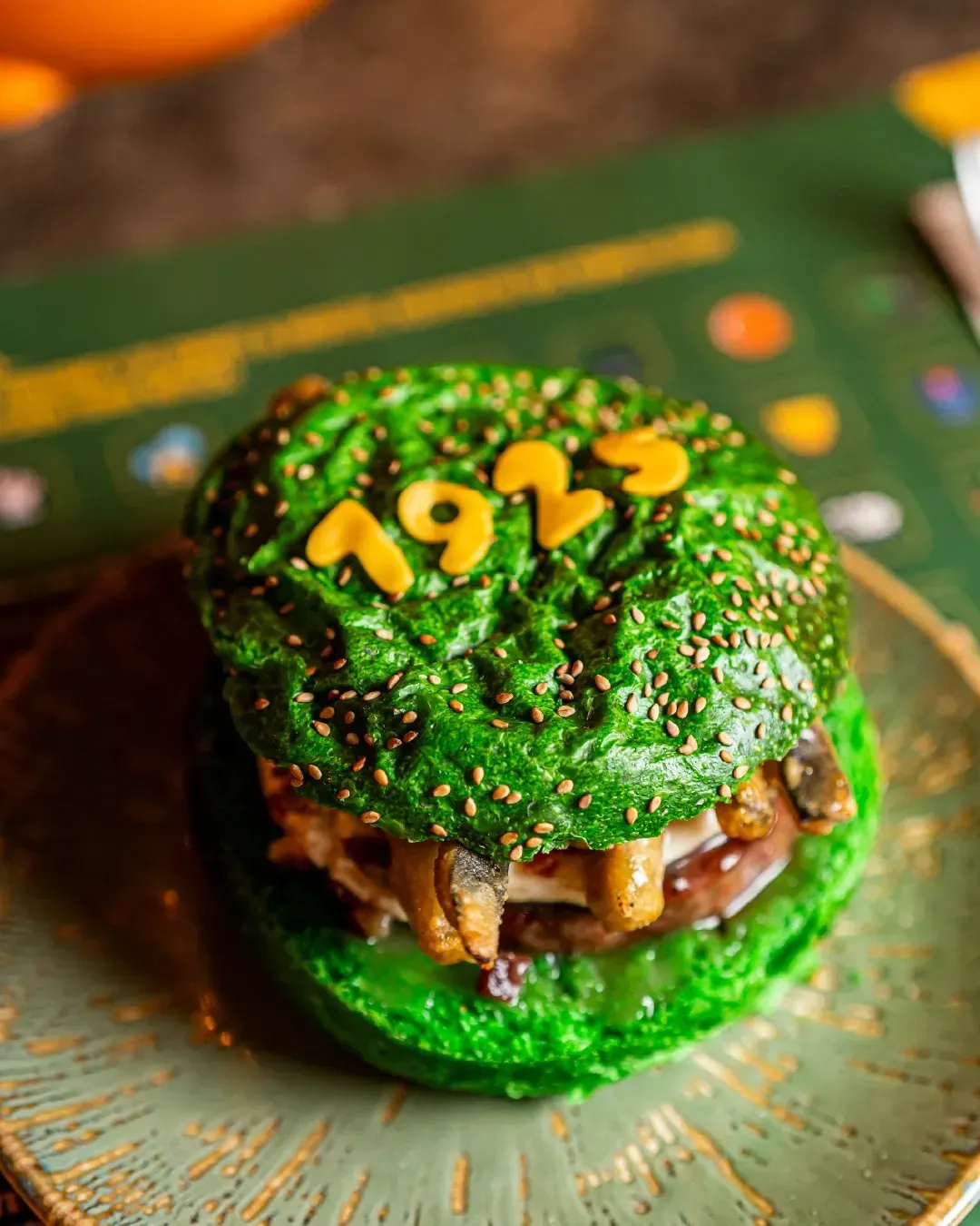 Un primer plano de una hamburguesa verde en un plato.