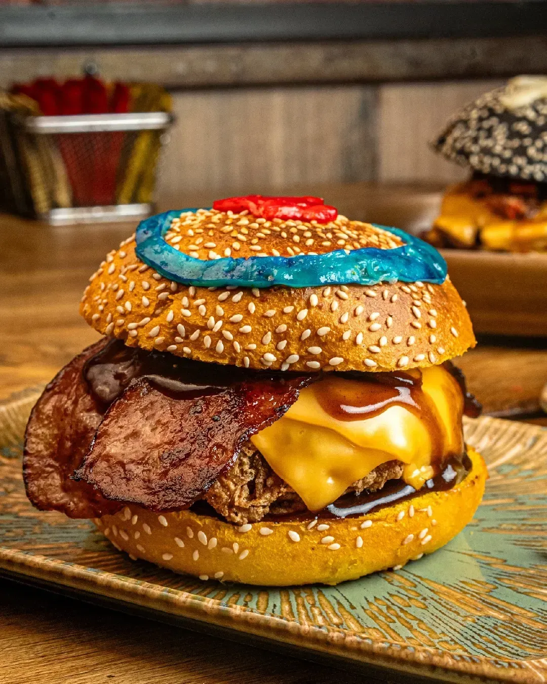 Un primer plano de una hamburguesa en un plato sobre una mesa.