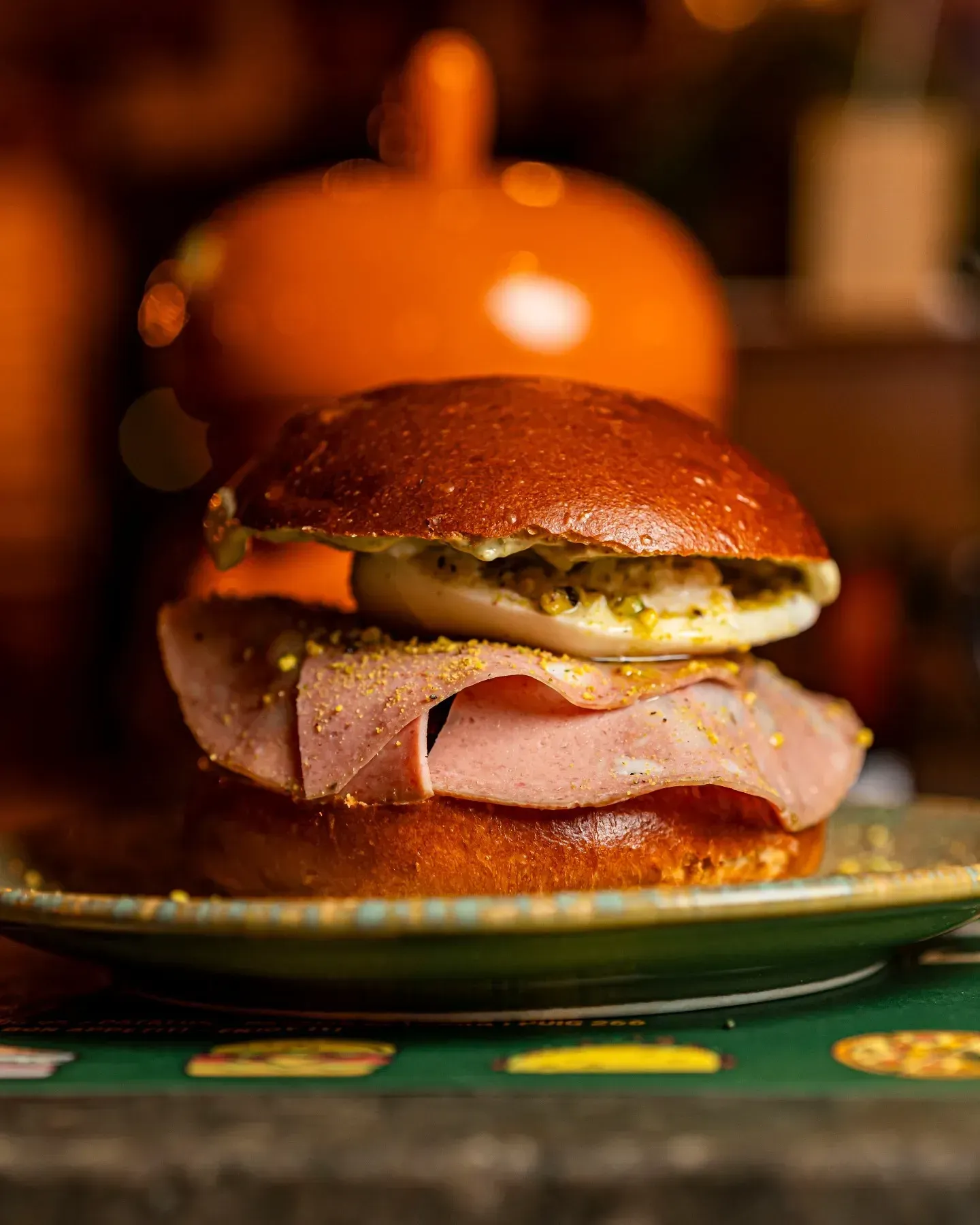 Un primer plano de un sándwich en un plato sobre una mesa.