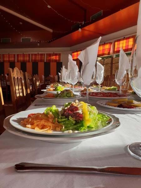 Hay platos de comida sobre una mesa en un restaurante.