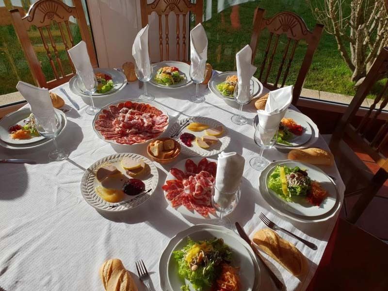 Una mesa con platos de comida y servilletas encima.