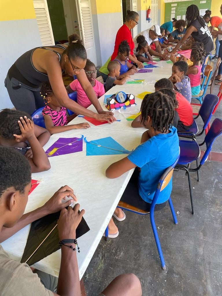 Enfants en train de faire une activité manuelle.