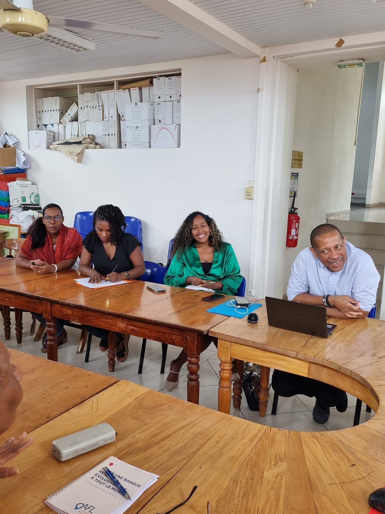 L'équipe de la mairie lors d'un conseil municipal.