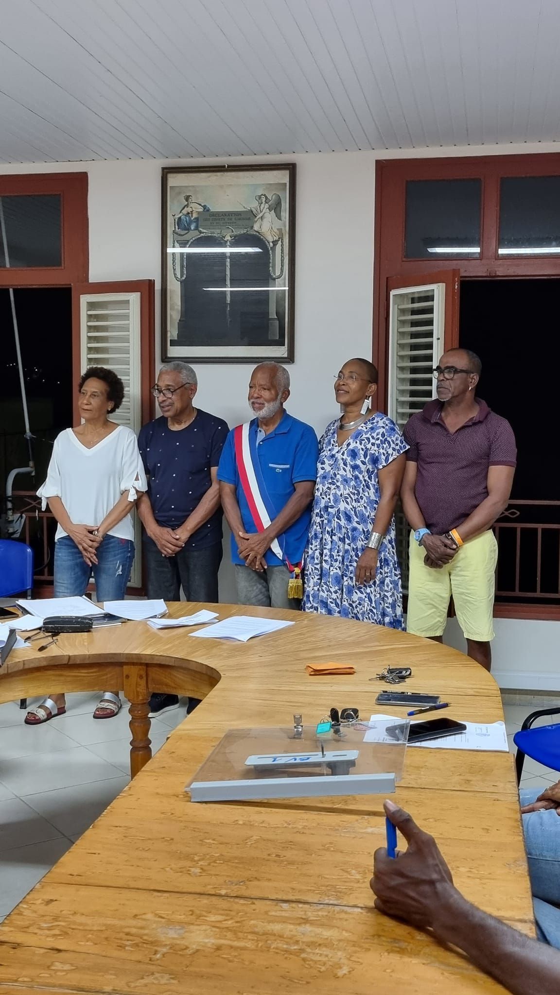 L'équipe de la mairie posant côte à côté.