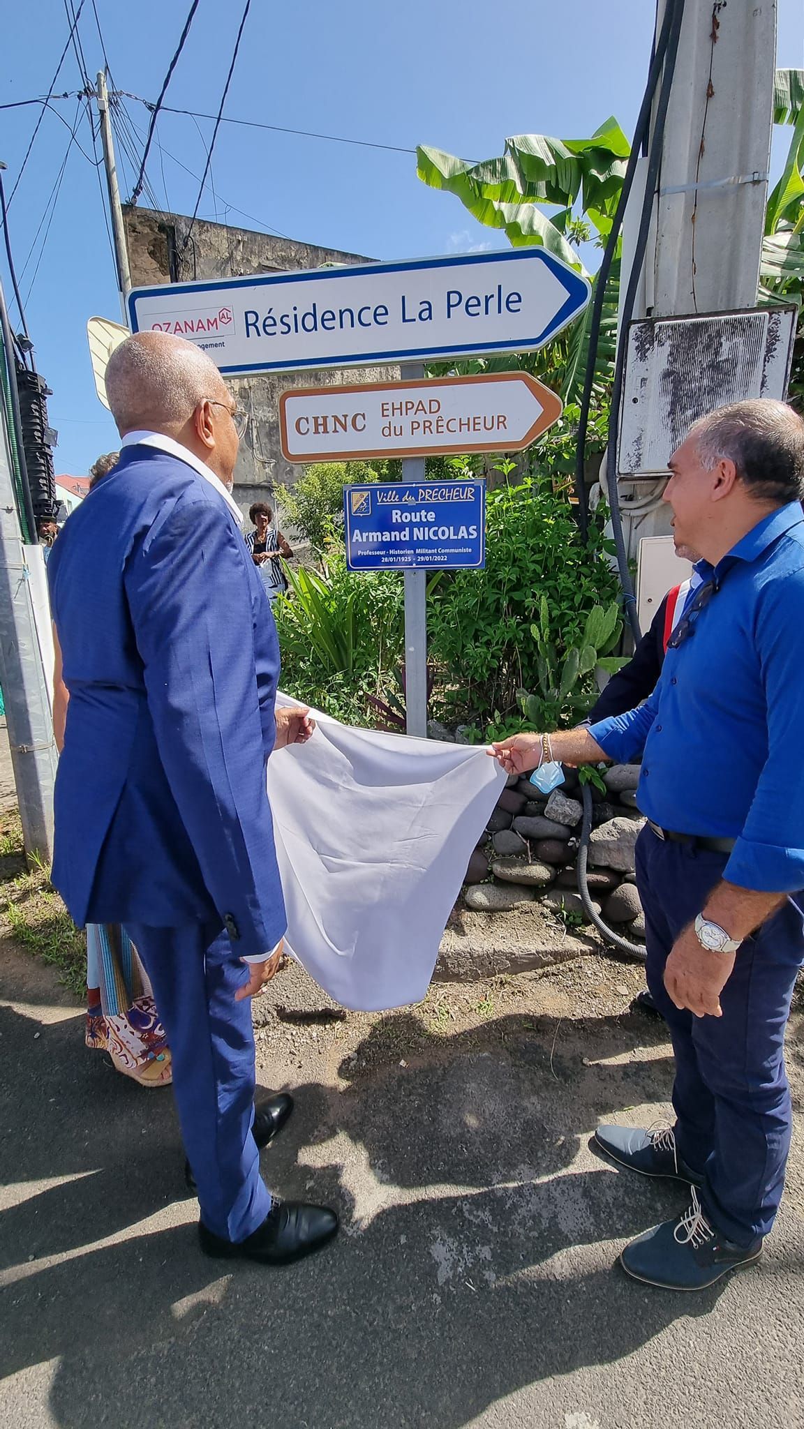 Panneaux de direction affichant l'EHPAD.