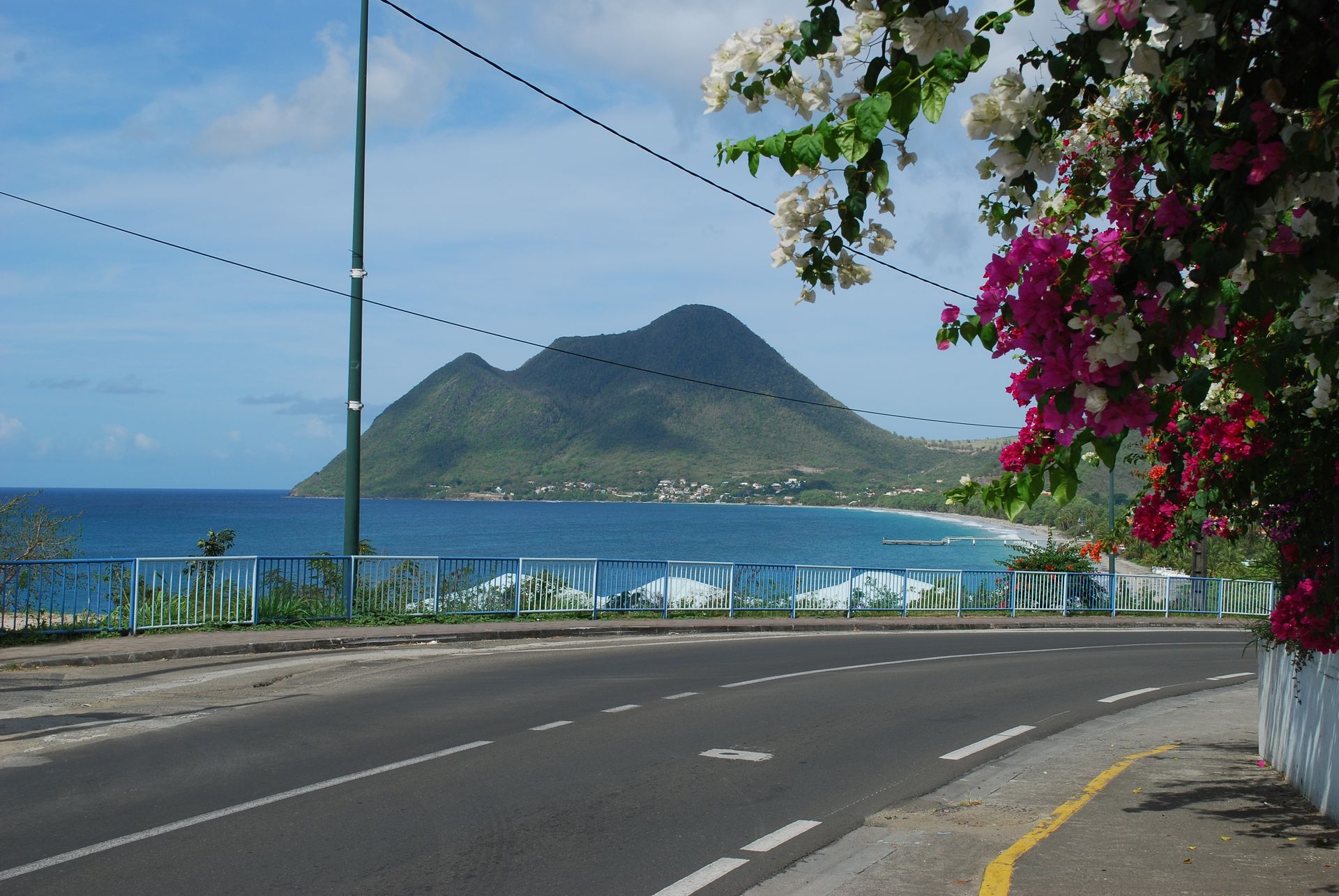 Route le long du littoral à la Martinique.