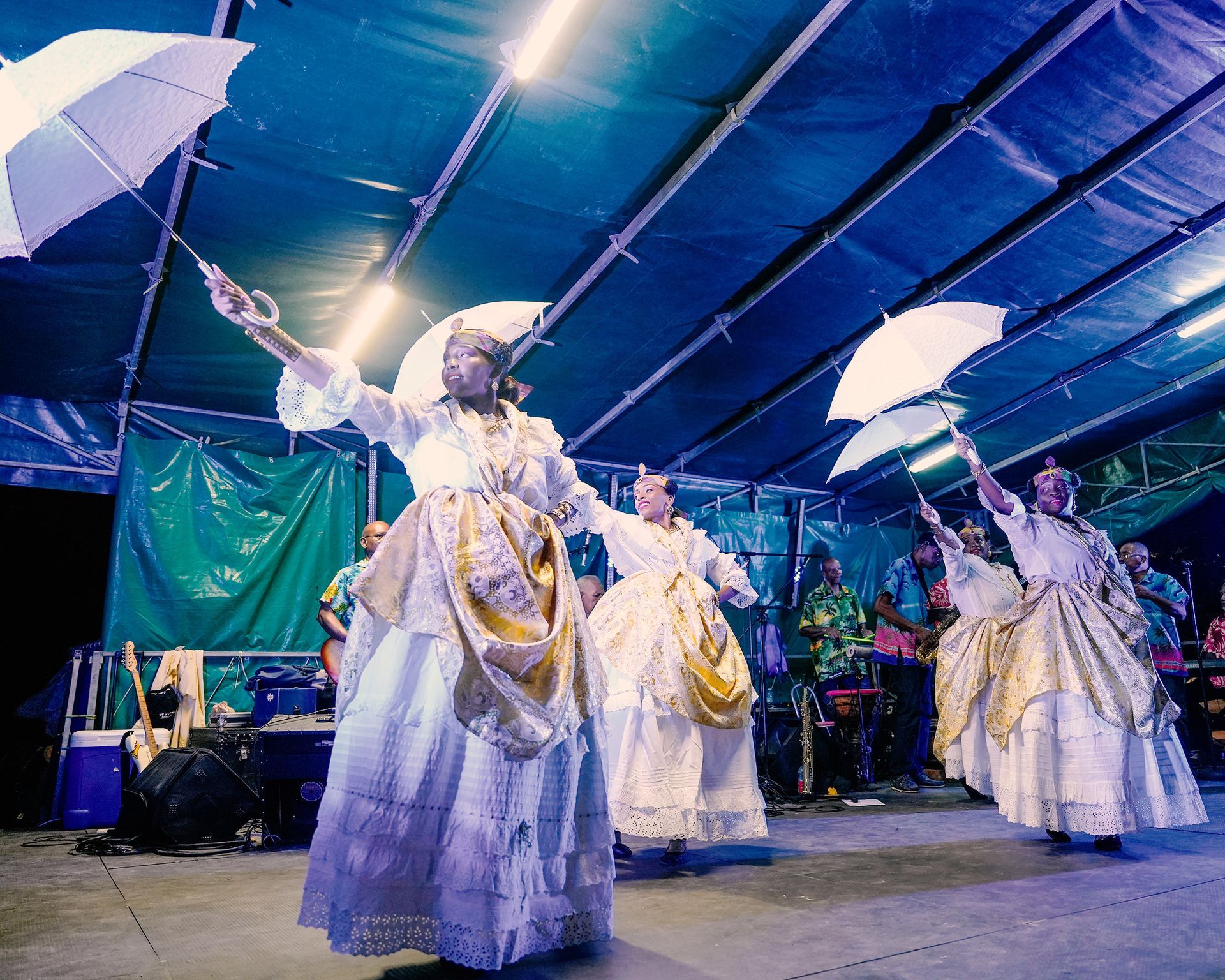 Danseuses habillées en tenues traditionnelles.