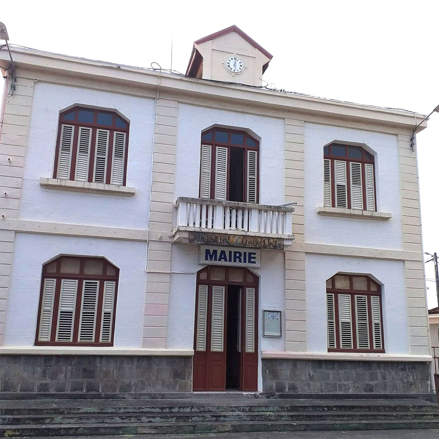 Façade de la mairie du Prêcheur.