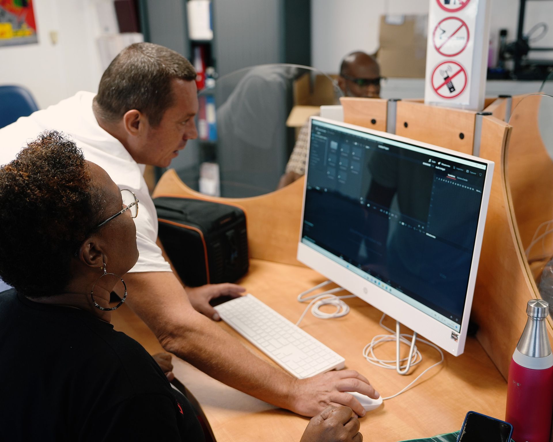 Homme naviguant sur un ordinateur.