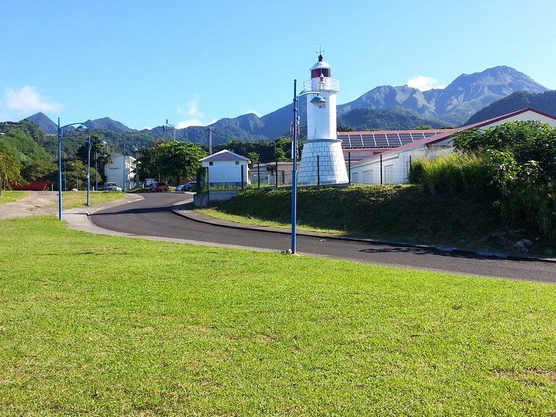 Paysage avec un phare.
