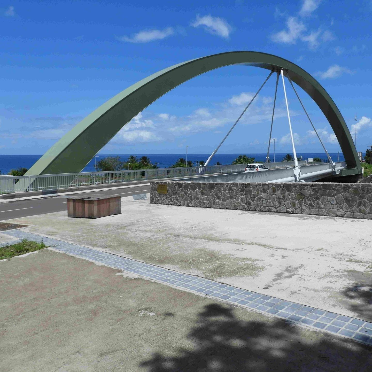Pont au bord de la mer.