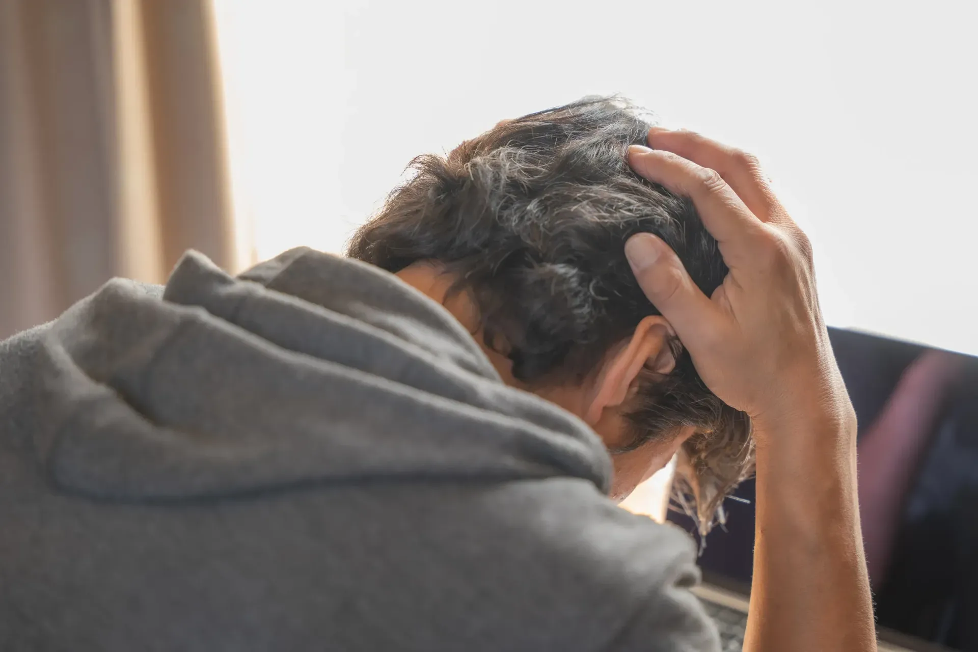 Una persona con una sudadera gris