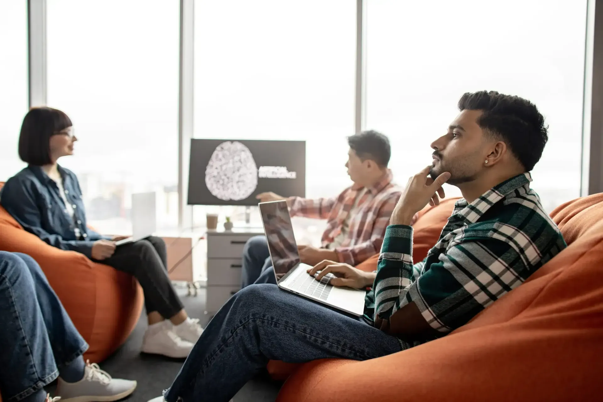 Tres personas en un espacio de oficina moderno
