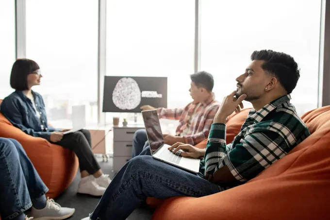 Tres personas en un espacio de oficina moderno