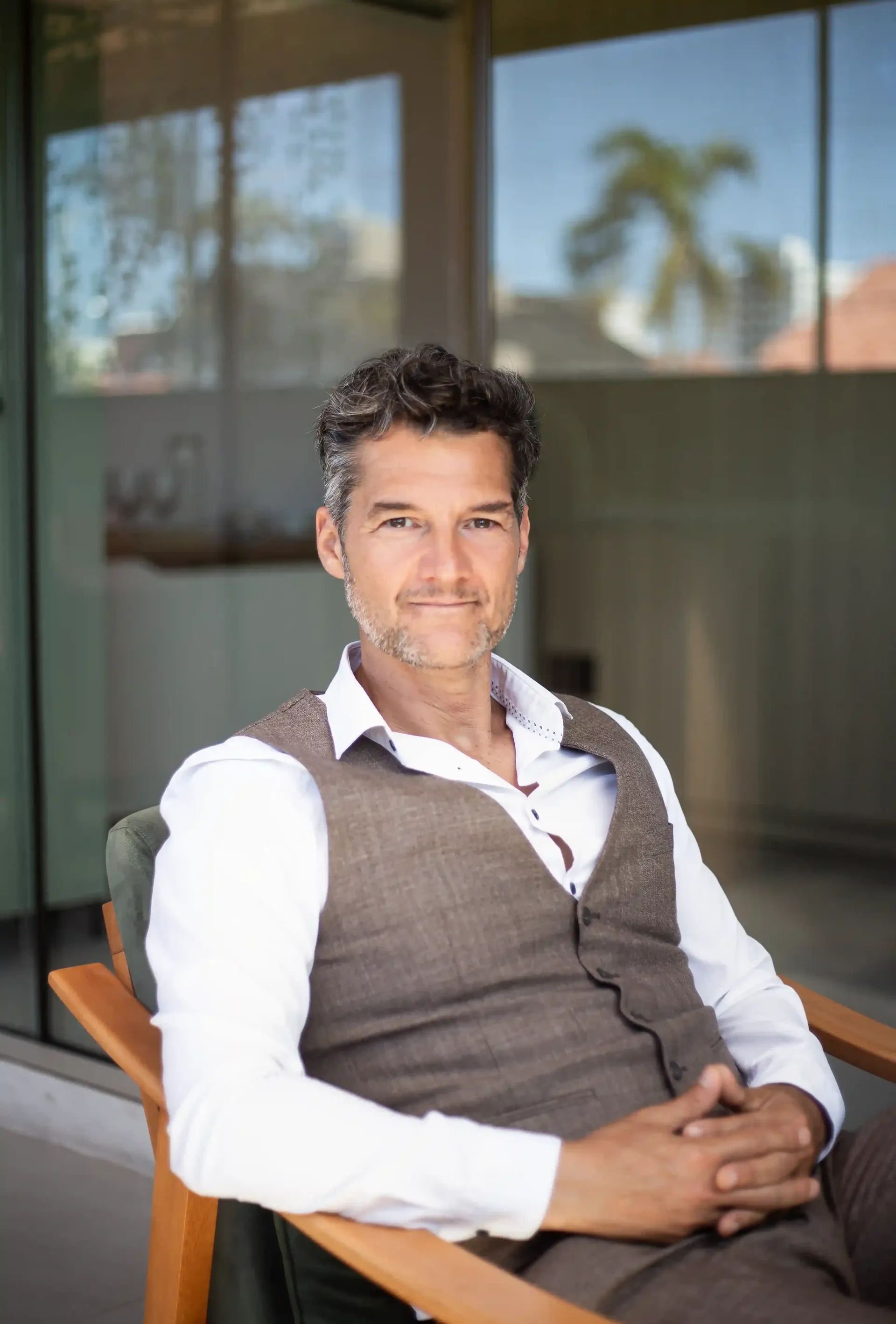 Un orador, situado en un podio con el logotipo de la NASA