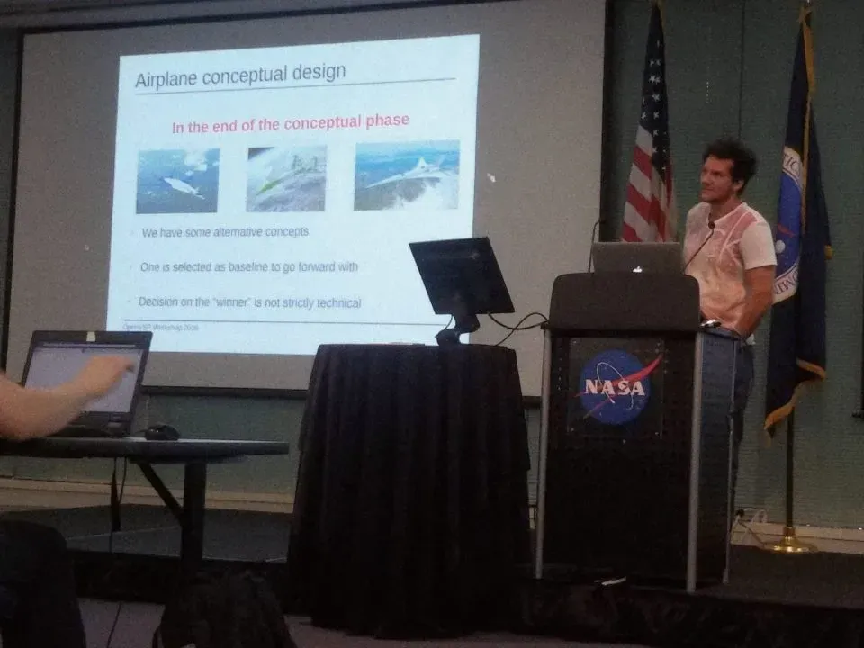 Un orador, situado en un podio con el logotipo de la NASA