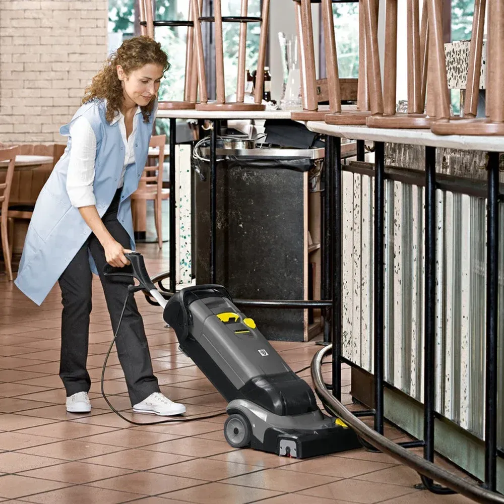 Uma mulher está usando um aspirador de pó em um restaurante