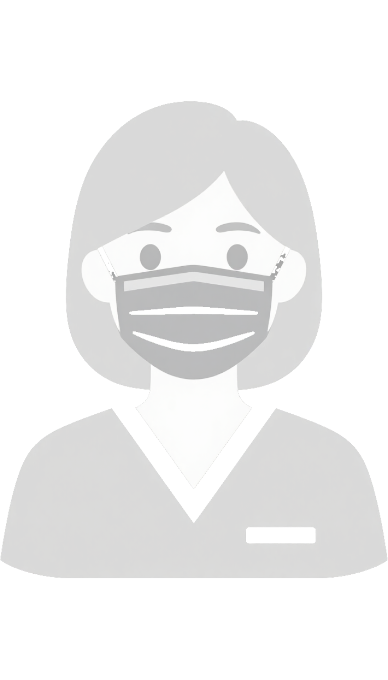 Retrato de una mujer con uniforme beige, de pie con los brazos cruzados frente a un espejo.