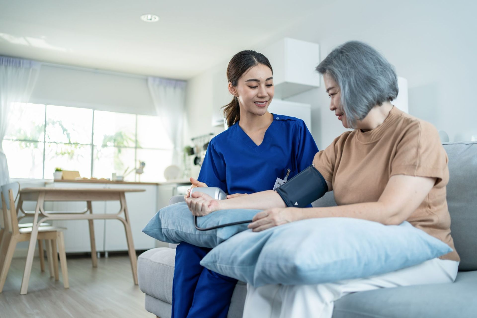 Krankenschwester misst Blutdruck einer Frau