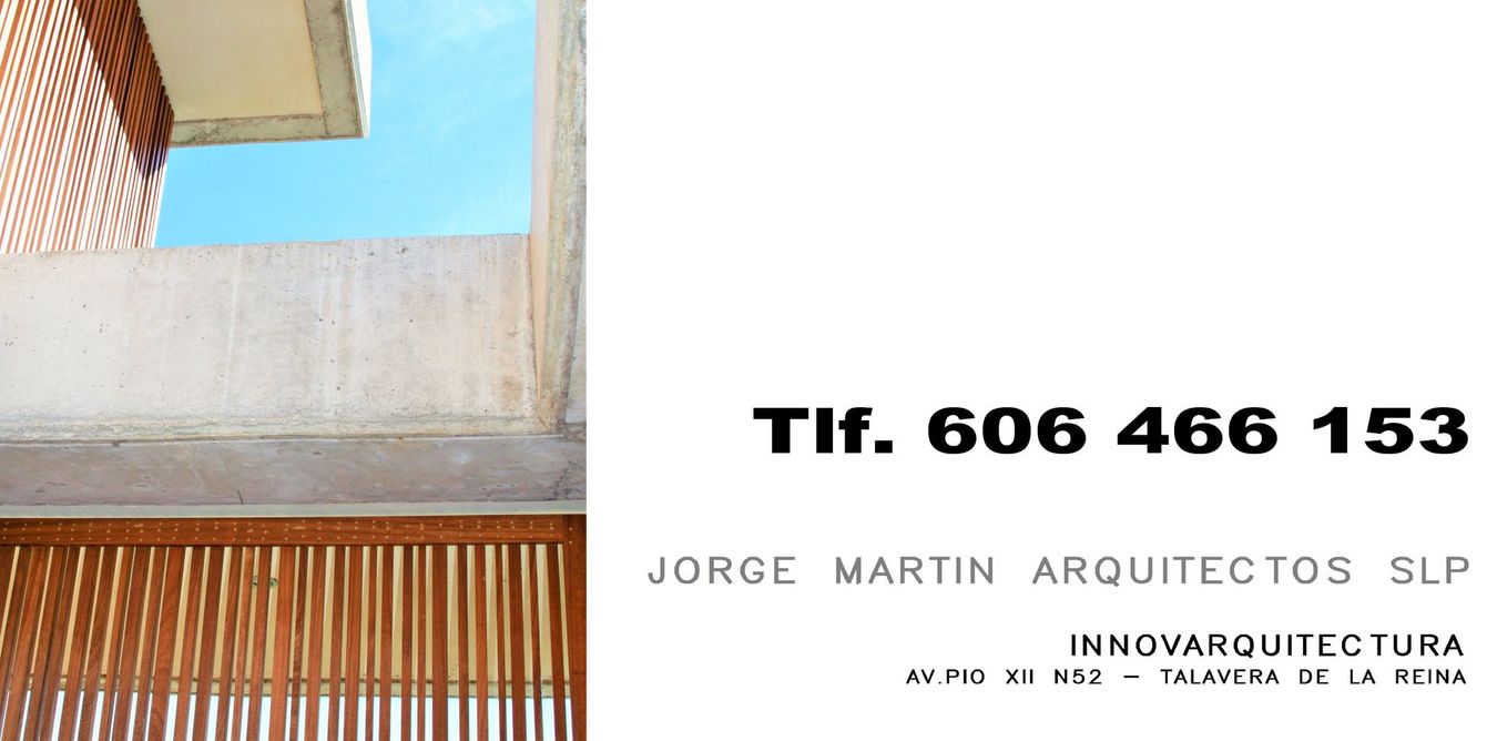Tarjeta de presentación con un número de teléfono, el nombre de una empresa de arquitectura y un logotipo sobre un fondo arquitectónico.