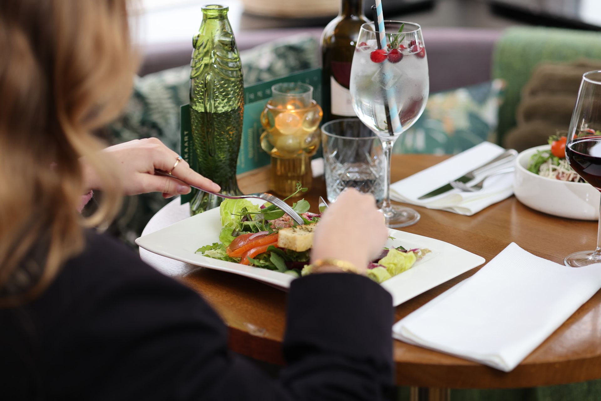 Meeresfrüchteplatte: Räucherlachs, Garnelen, Flusskrebse, Limettenscheiben und ein Aufstrich auf einer Schieferplatte.