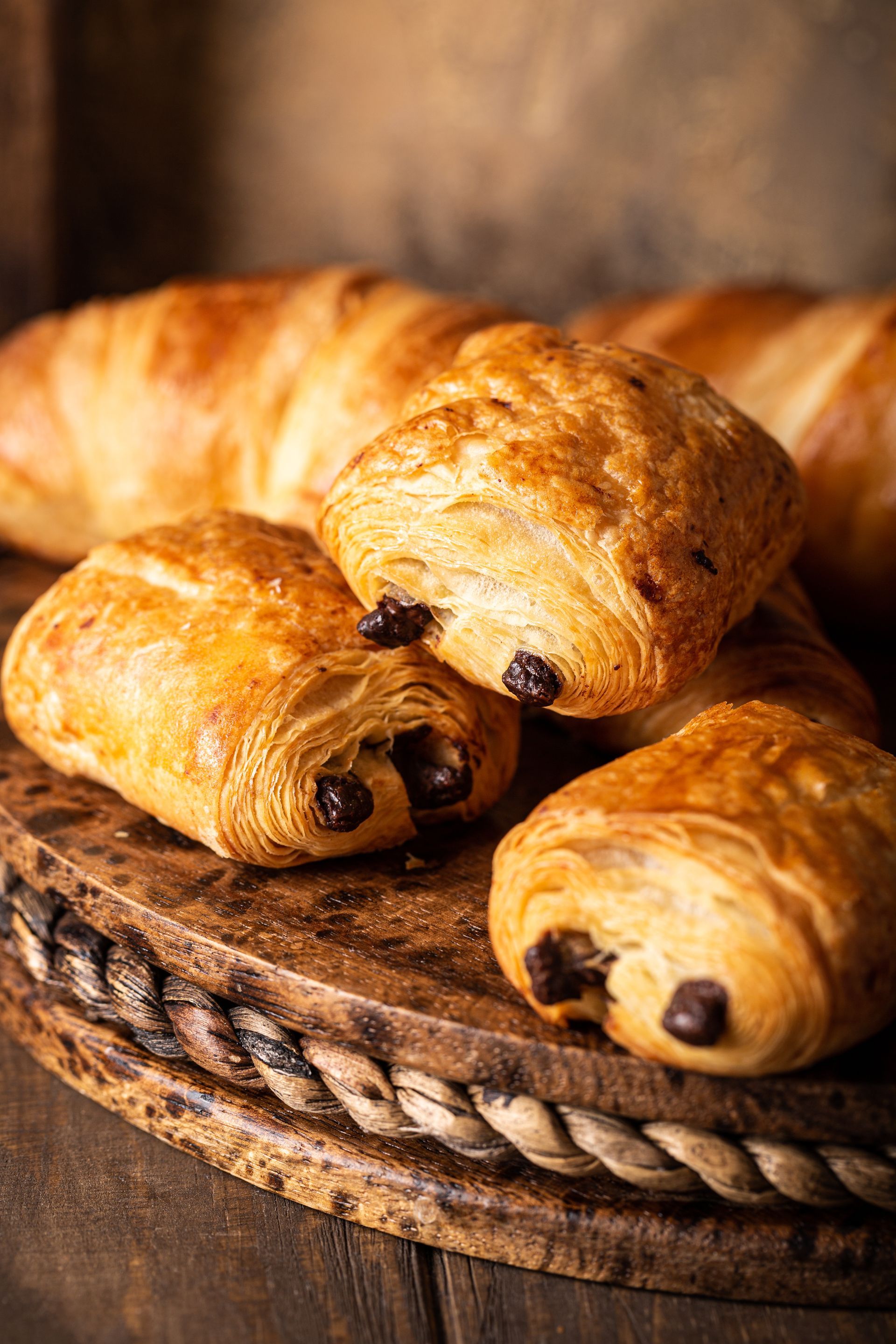 Gros plan sur des chocolatines dorées empilées les uns sur les autres