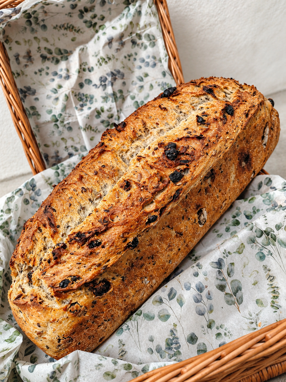 Pain de campagne dans un panier en osier doublé d’un tissu à motifs.