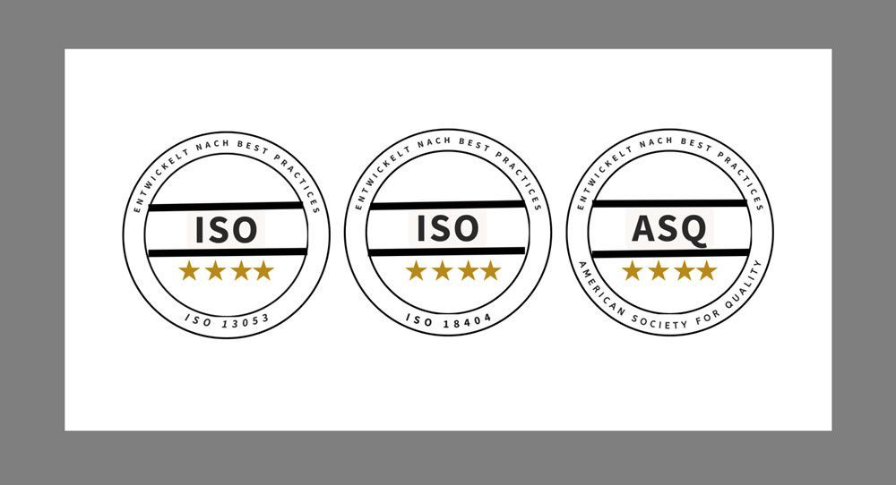 Wenn Daten fliegen lernen – Physik, Statistik und die Kunst, Prozesse zu verstehen Teilnehmende der Lean Six Sigma Black Belt Ausbildung in Frankfurt-Oberursel mit Trainer Michael Kierdorf und Akademieleitung Markus Maier bei der Zertifikatsübergabe im Raum Bergkristall.