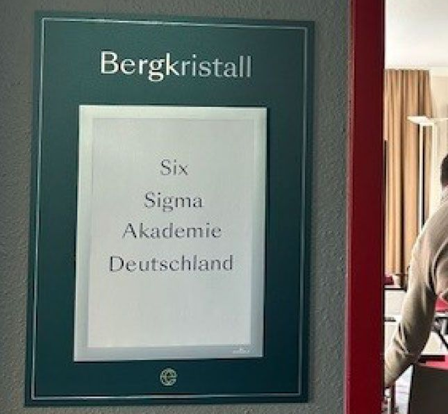 Wenn Daten fliegen lernen – Physik, Statistik und die Kunst, Prozesse zu verstehen Seminarraum Bergkristall während der Lean Six Sigma Black Belt Schulung in Frankfurt – Flipcharts, Laptops und konzentrierte Atmosphäre beim Lernen.
