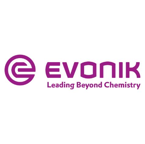 Evonik-Logo: lila stilisiertes „E“-Symbol und Text „EVONIK“ mit Slogan „Leading Beyond Chemistry“.