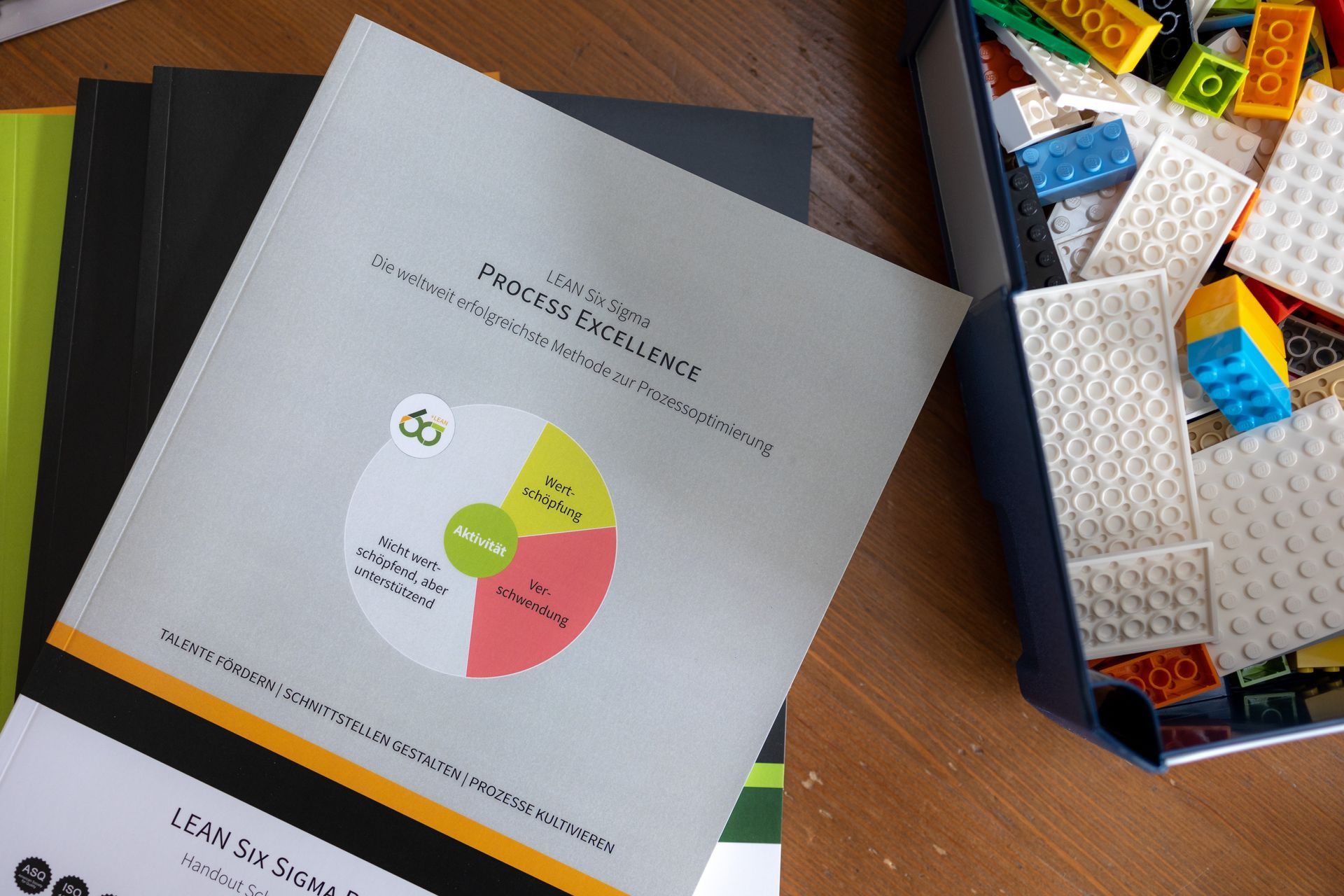 Eine Gruppe von Leuten arbeitet gemeinsam an einem Projekt.